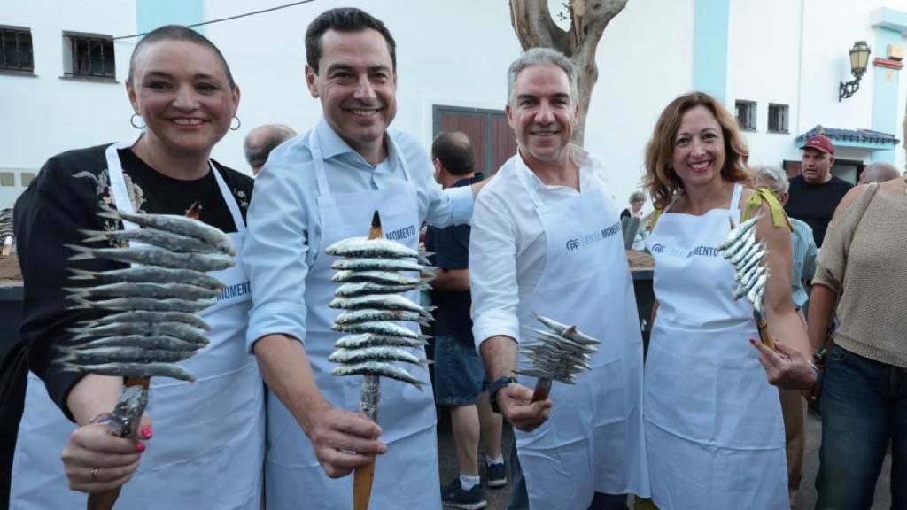 Margarita del Cid, Juanma Moreno, Elías Bendodo y Patricia Navarro con unos espetos de sardinas.