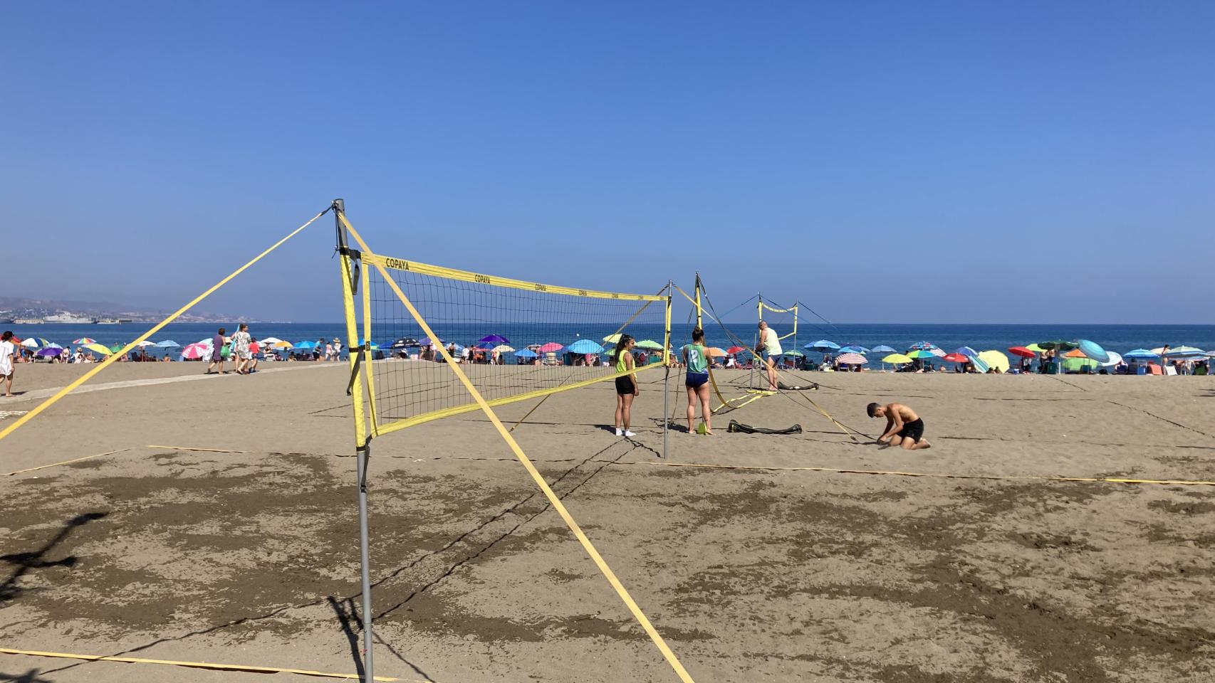 Redes de vóley-playa en pleno montaje en la playa de la Misericordia
