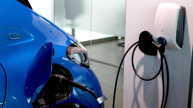 Punto de recarga doméstico de coche eléctrico.