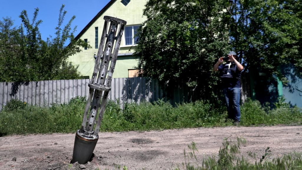 Municiones en racimo, atrapado en el suelo después de un ataque militar, en medio del ataque de Rusia a Ucrania, en las afueras de Járkov, Ucrania.