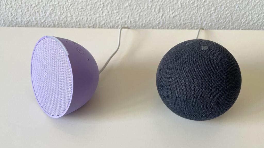 El Amazon Echo Pop (izqda) y el Echo Dot (dcha).