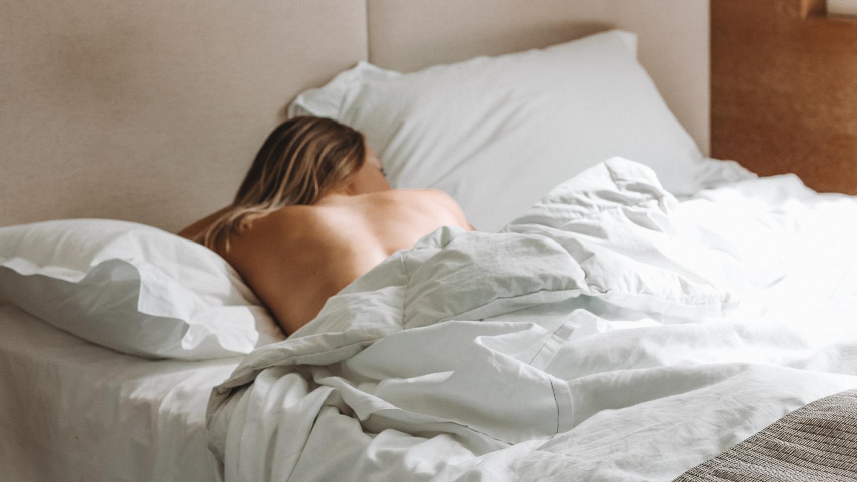 Persona durmiendo en verano