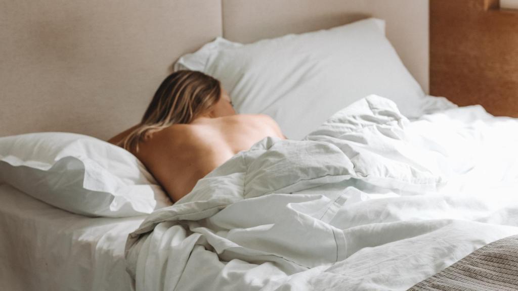Persona durmiendo en verano