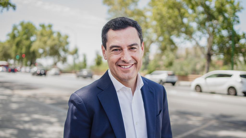 Juanma Moreno, presidente de la Junta de Andalucía, en las calles de Sevilla.