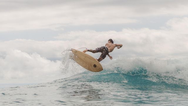 Un surfista usa una de las tablas de Ertha Surfboards.