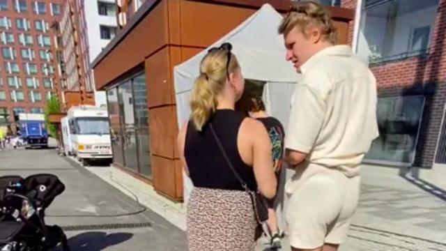 Captura del vídeo viral, con gente a la cola para acceder al punto de agua.