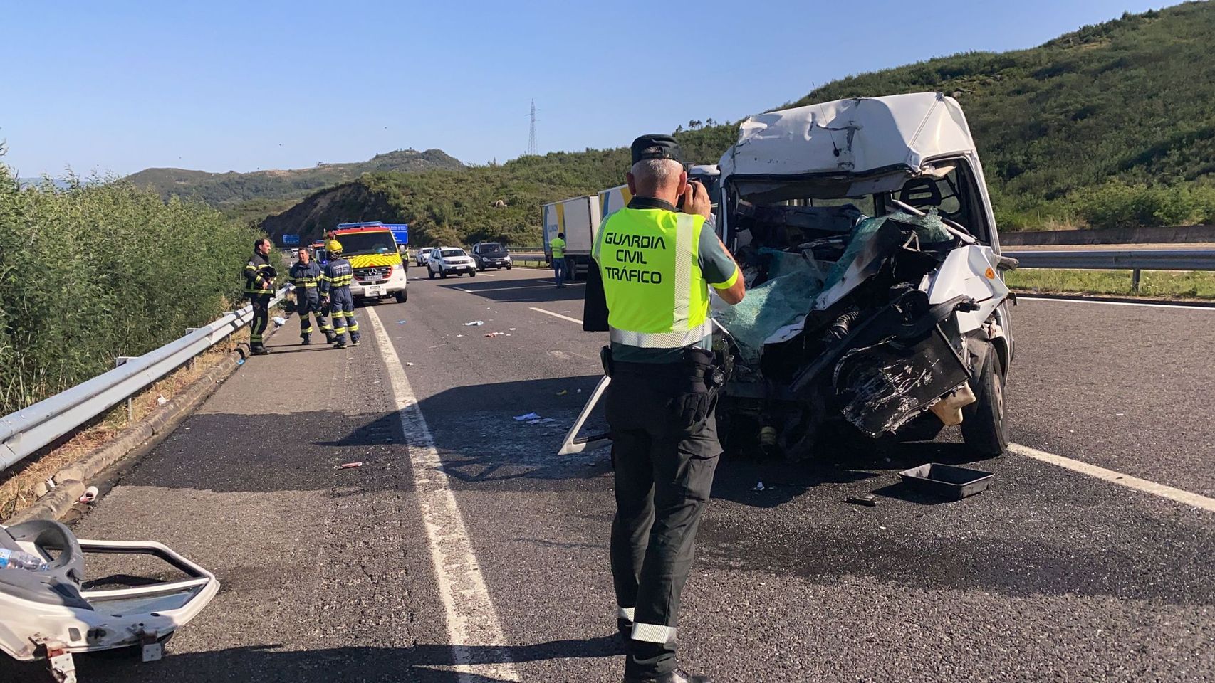Colisión entre un camión y una furgoneta en Verín (Ourense).