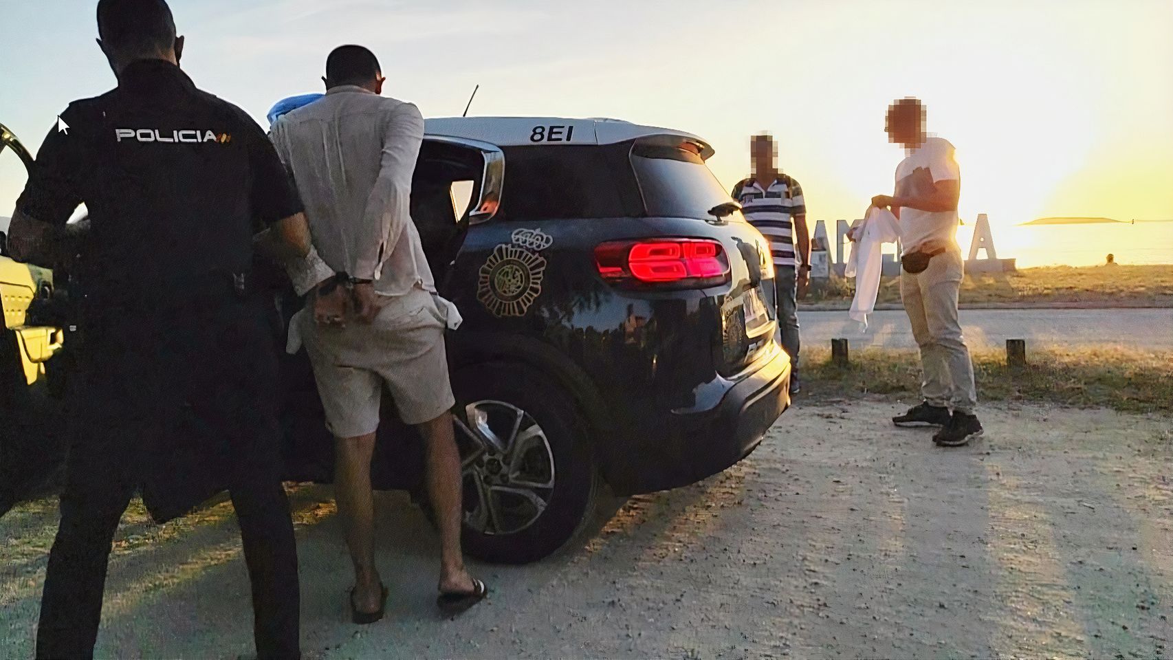 La Policía Nacional detiende a tres miembros de una banda criminal.