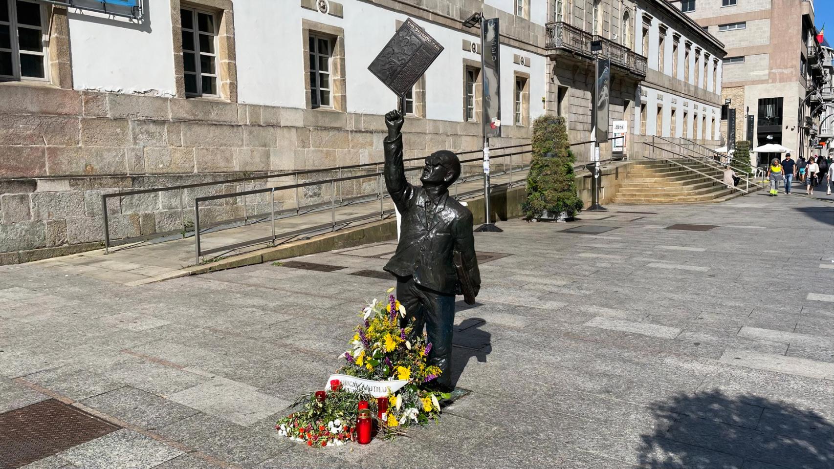 Un ramo de flores acompaña la escultura de Manuel Castro.