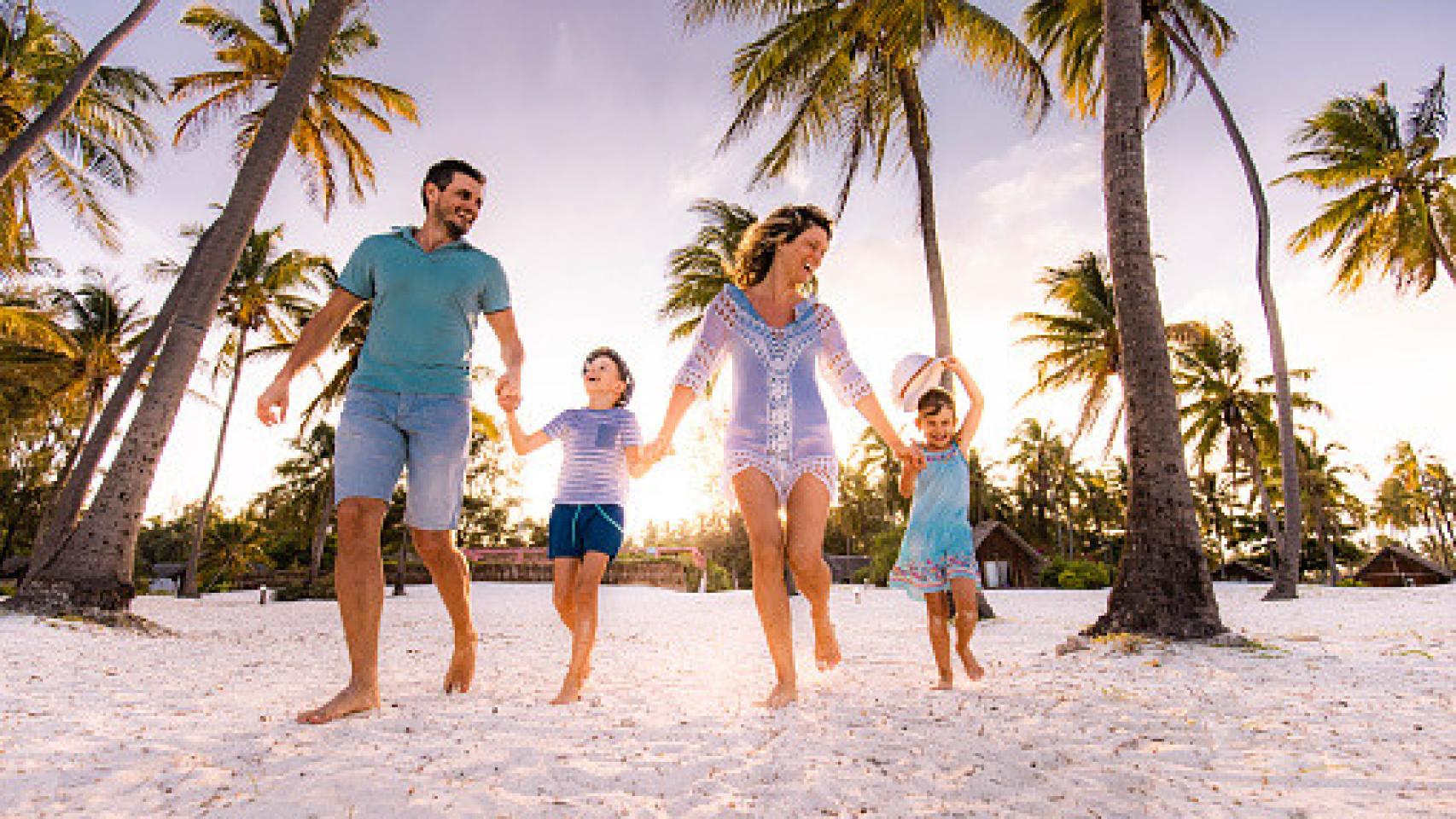 Una familia disfrutando de sus vacaciones en la playa.