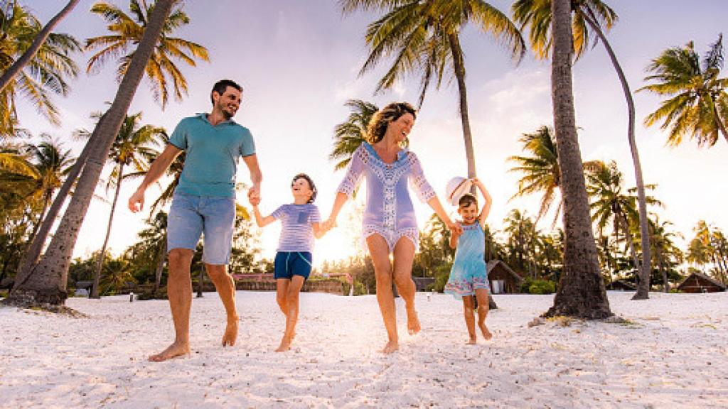 Una familia disfrutando de sus vacaciones en la playa.