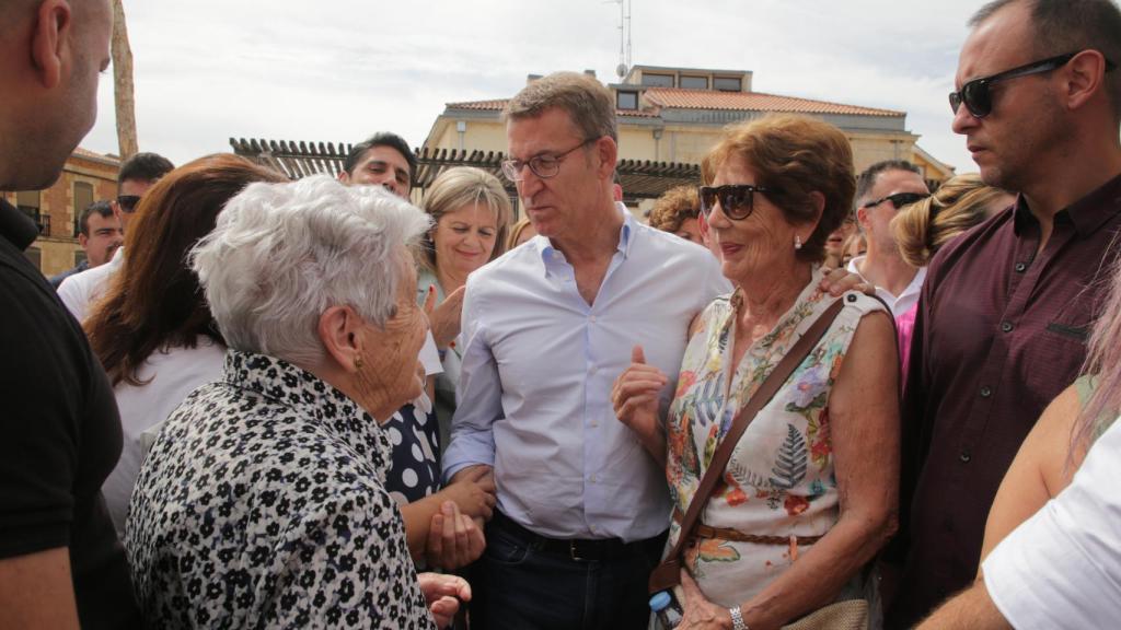 Feijóo visita Corrales del Vino en su primer acto de campaña