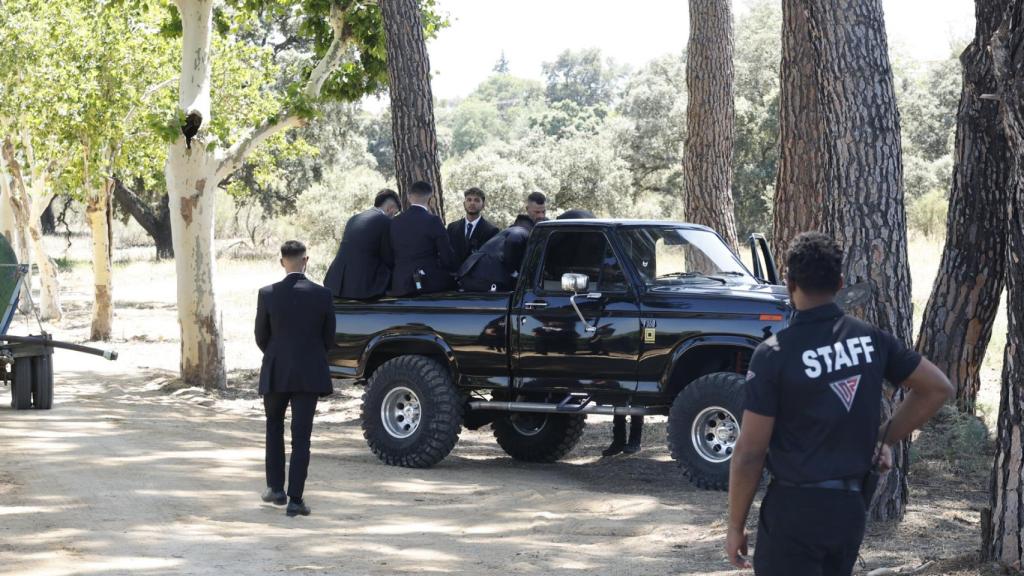 Los coches de seguridad en el exterior del palacio.