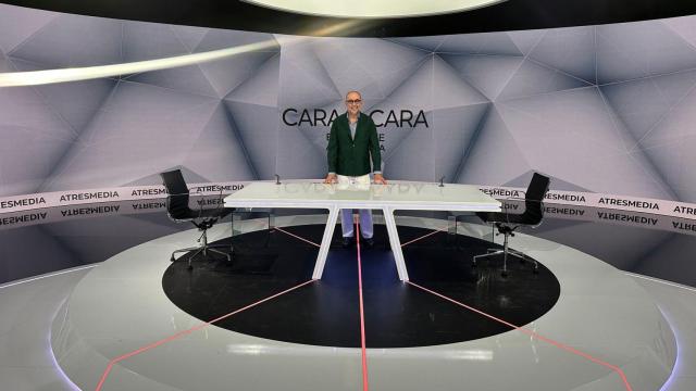 Andrés Rodríguez en el plató donde se celebrará el debate entre Sánchez y Feijóo.