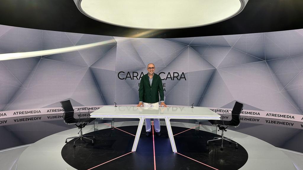 Andrés Rodríguez en el plató donde se celebrará el debate entre Sánchez y Feijóo.