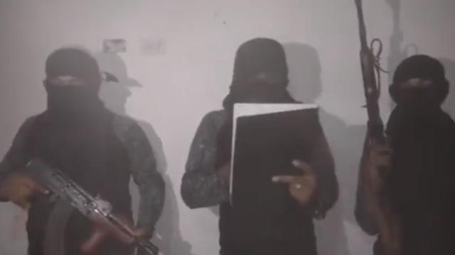 Encapuchados enumeran los motivos para haber cometido el atentado contra 'los Vega'.