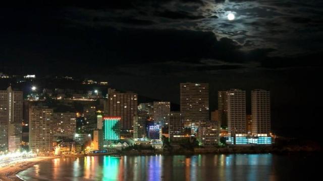 La playa de Levante de Benidorm, por la noche.