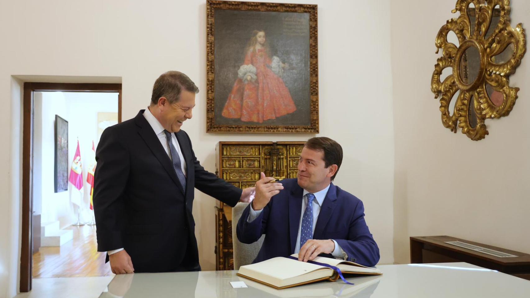 El presidente de Castilla La-Mancha, Emiliano García Page, con el presidente de la Junta, Alfonso Fernández Mañueco, durante su toma de posesión, este sábado.