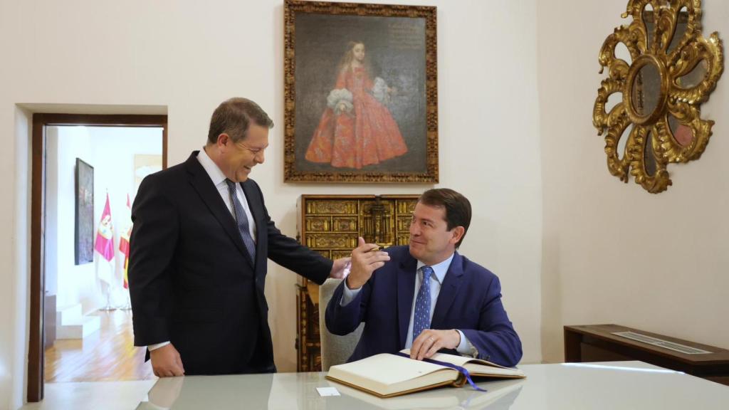 El presidente de Castilla La-Mancha, Emiliano García Page, con el presidente de la Junta, Alfonso Fernández Mañueco, durante su toma de posesión, este sábado.
