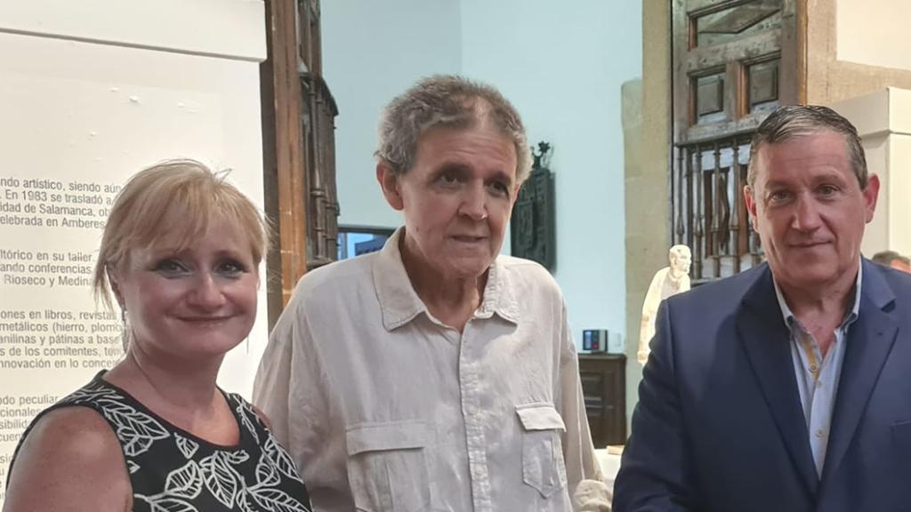 Inauguración de la exposición de Ricardo Flecha junto con el presidente de la Diputación de Zamora y el propio escultor