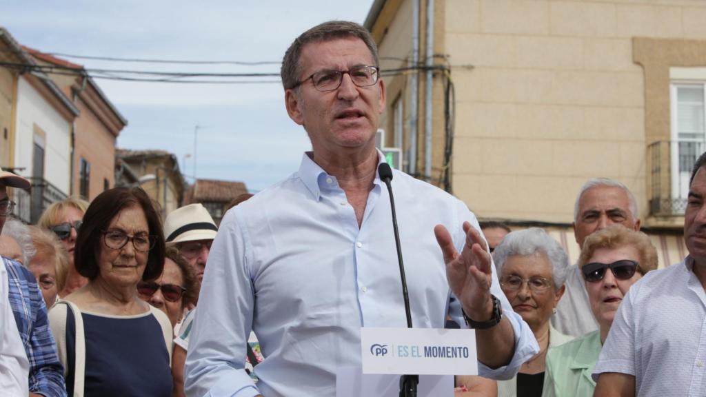 El presidente del Partido Popular y candidato a la Presidencia del Gobierno, Alberto Núñez Feijóo, visita el municipio de Corrales del Vino, en Zamora, donde está arropado por el presidente de la formación en Castilla y León, Alfonso Fernández Mañueco