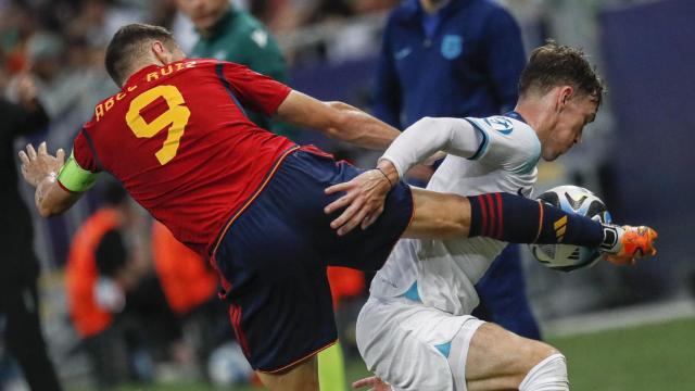 Abel Ruiz, en pugna por un balón.