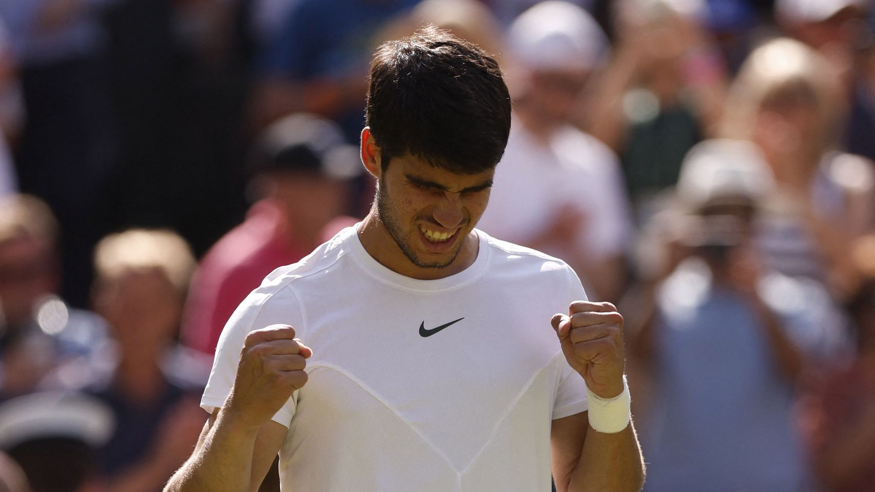 Carlos Alcaraz celebra su victoria ante Muller en Wimbledon.
