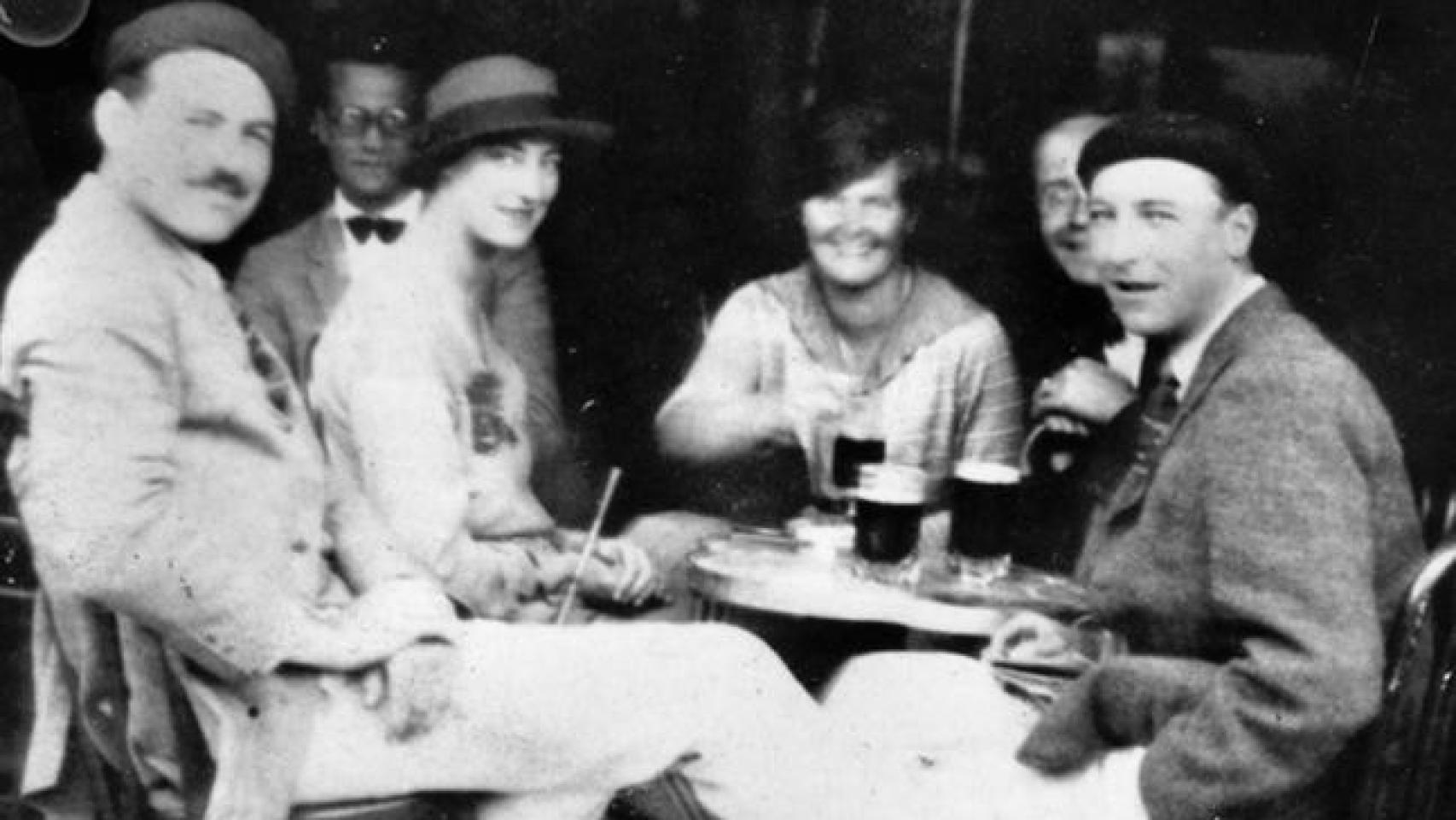 San Fermín, 1925. Hemingway (a la izquierda) posa en la Plaza del Castillo junto al editor Harold Loeb, Duff Twysden (con sombrero), que inspiró el personaje de Lady Brett en 'Fiesta', su primera esposa Hadley Richardson, el escritor y cineasta Donald Ogden Stewart y el millonario escocés Patrick Stirling Guthrie