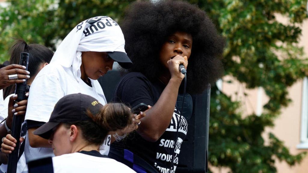 Assa Traoré, en una de las manifestaciones por la violencia policial en Francia