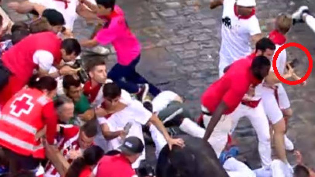 Un usuario graba con el móvil el encierro justo antes de caerse.