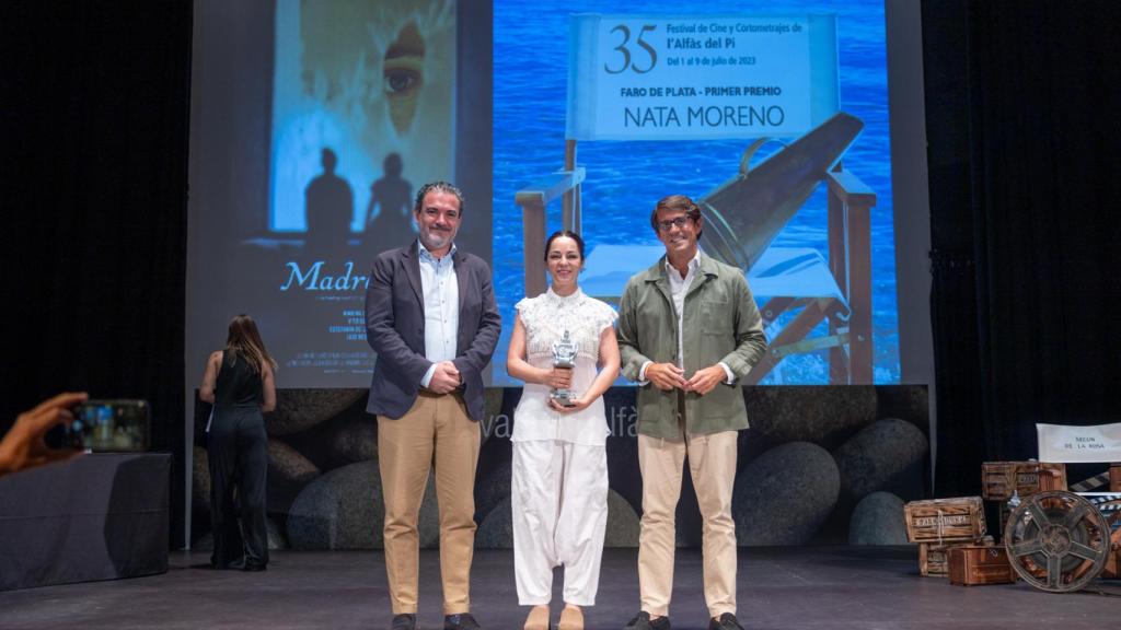 El alcalde de l'Alfàs y el diputado provincial de Cultura con la premiada.