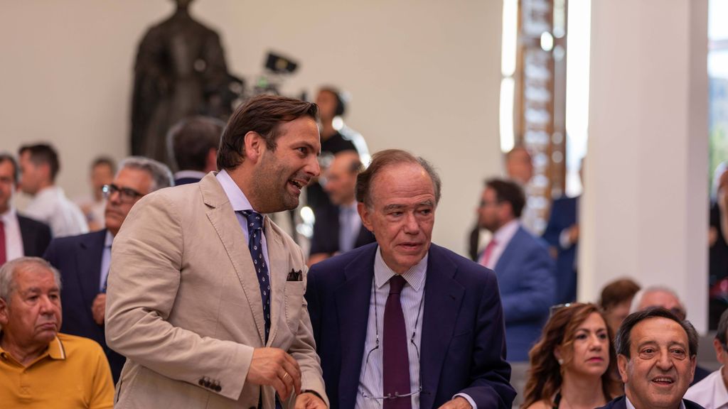 Erwan de la Villeon, consejero delegado de Puy du Fou España, junto a Gregorio Marañón, presidente de la fundación Teatro Real y consejero de EL ESPAÑOL.