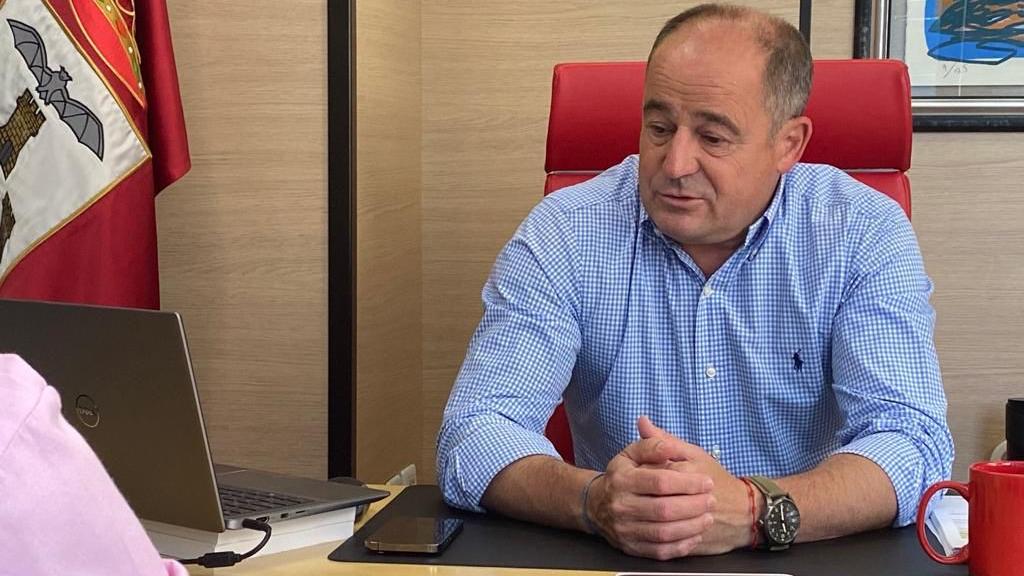 Un momento de la entrevista con Emilio Sáez.