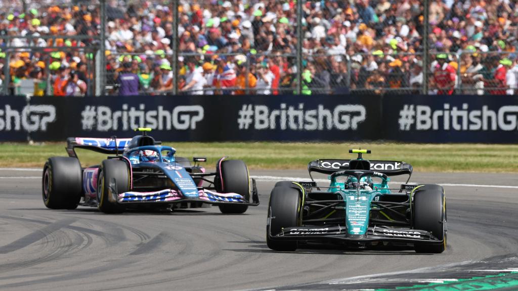 Fernando Alonso defiende la posición ante Pierre Gasly en el GP de Gran Bretaña.