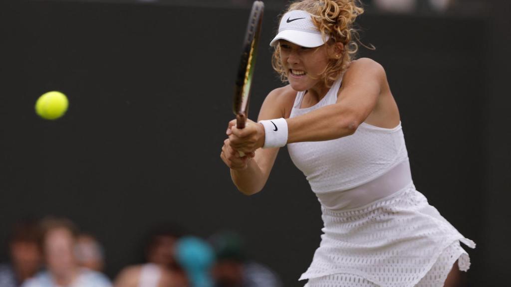 Mirra Andreeva ejecuta un revés en Wimbledon.