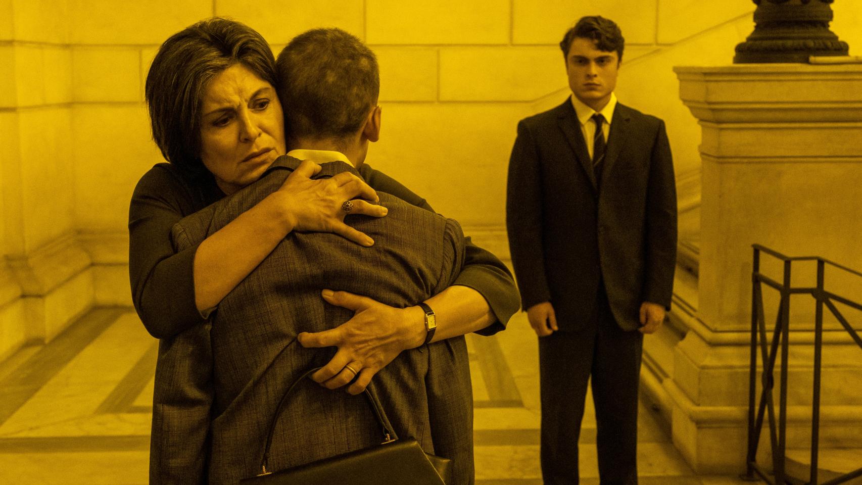 Sara Serraiocco y Leonardo Maltese (al fondo), en 'El caso Braibanti'
