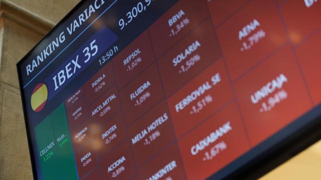 Un panel del Ibex 35 en el Palacio de la Bolsa de Madrid justo un mes antes de las elecciones generales.