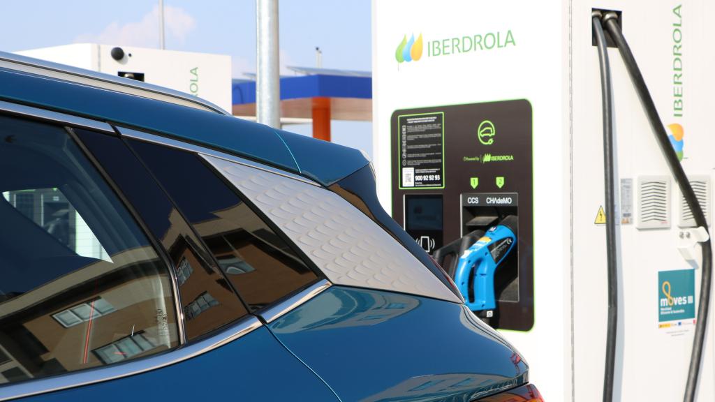 el BYD Atto 3 en la estación de carga de Iberdrola.