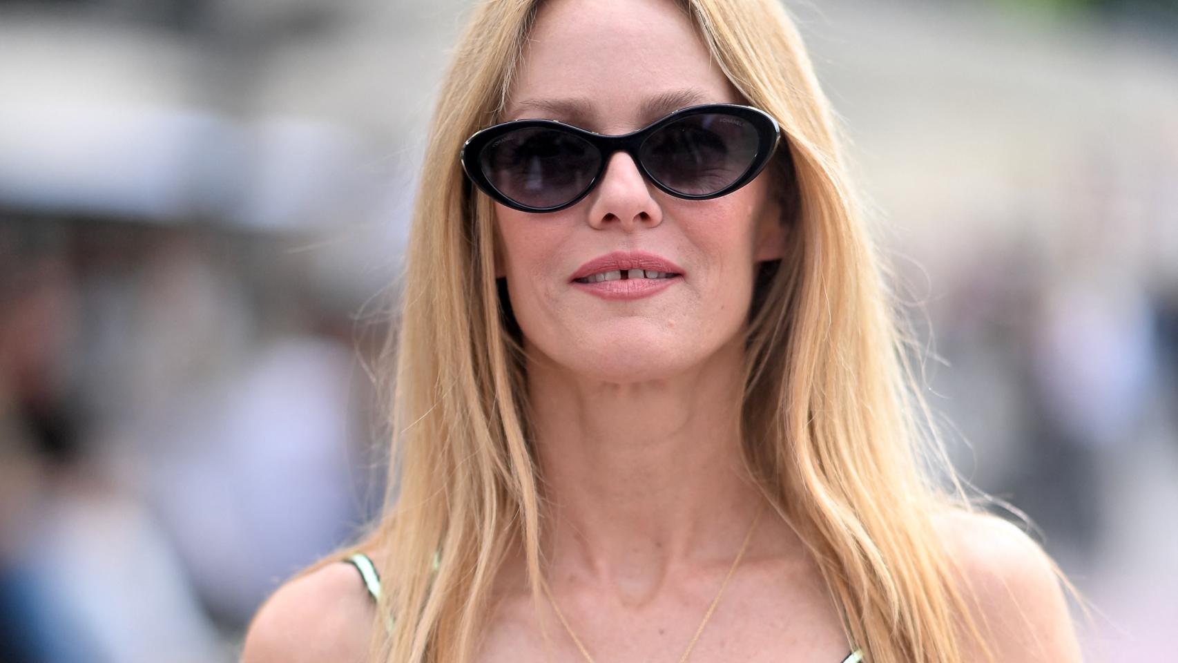 El vestido que ya llevabas en los años 90 vuelve a ser tendencia: descubre dónde conseguirlo