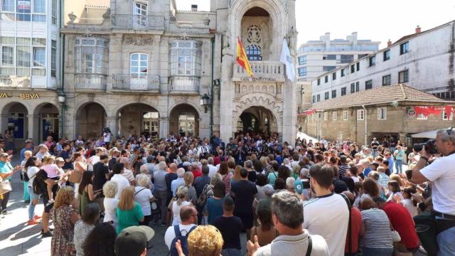 Concentración silenciosa a las puertas del Ayuntamiento de O Porriño (Pontevedra) en recuerdo del menor que falleció tras quedarse olvidado durante horas en un coche, y en apoyo a su familia.