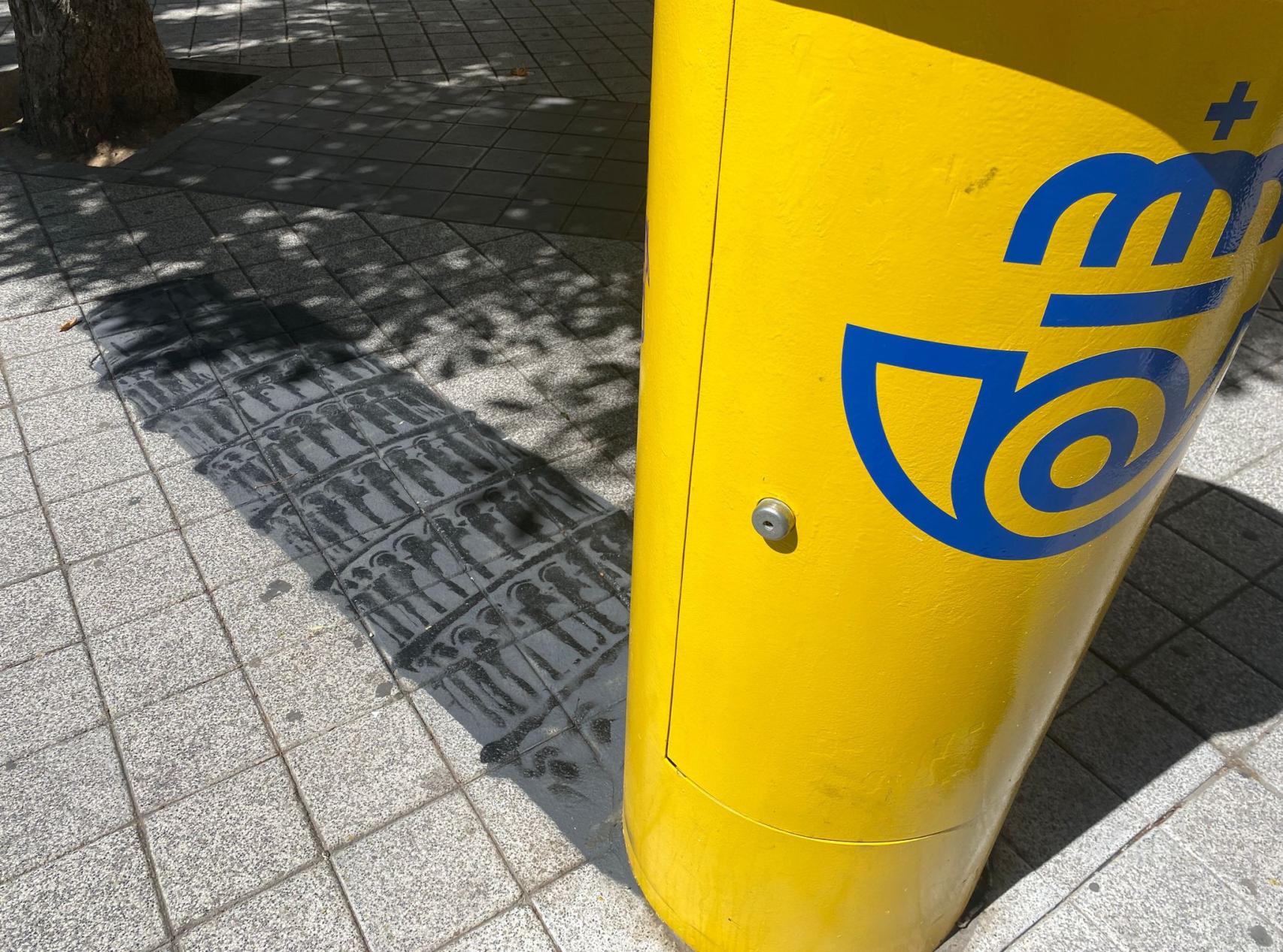 Un buzón de correos con la sombra de la torre de Pisa en Valladolid