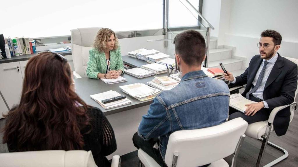 Silvia y José Manuel, de Moya Abogados, en su despacho junto a Francisco y su madre.
