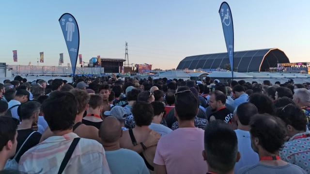 Aglomeración en la entrada a los aseos masculinos en el pasado Mad Cool. Foto: F. D. Quijano