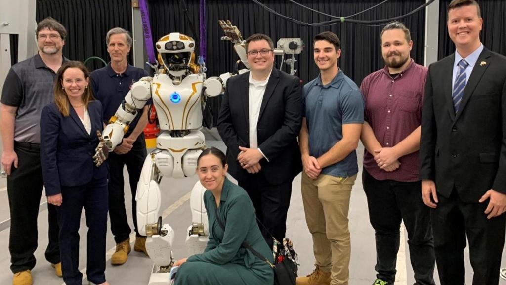 Robot humanoide Valquiria junto a parte de sus creadores