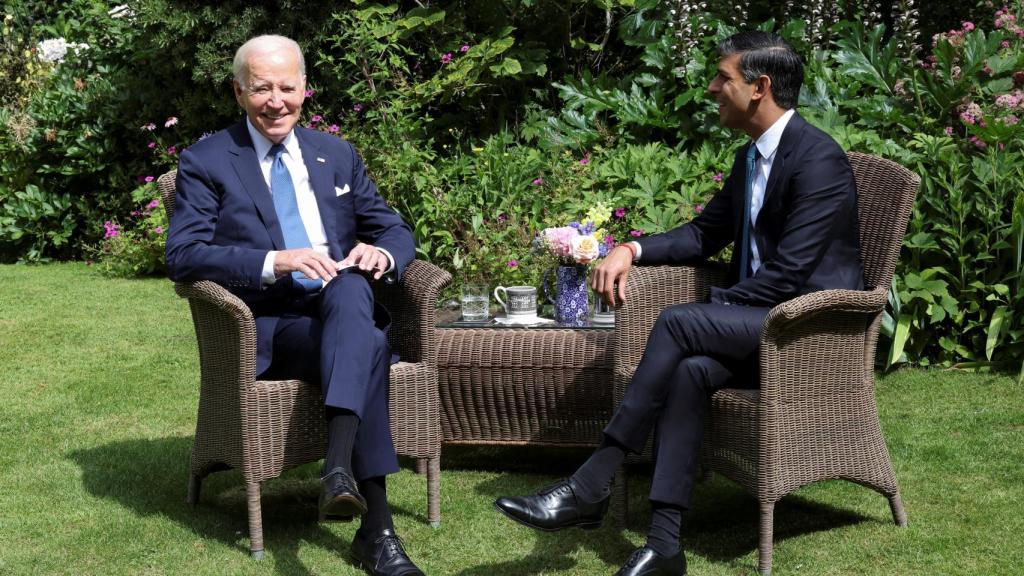 Biden con Sunak tomando el té.