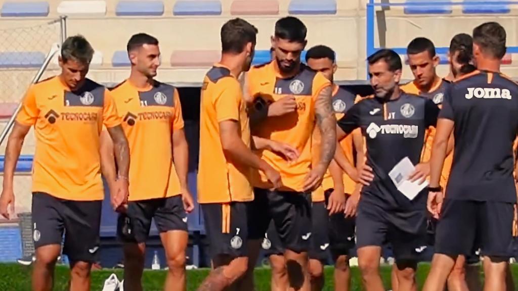 El nuevo preparador físico del Getafe, 'Joseto' Frías, de negro a la derecha.
