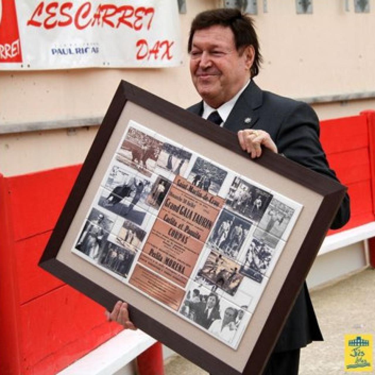 Paco Corpas recibiendo un homenaje en la francesa Dax
