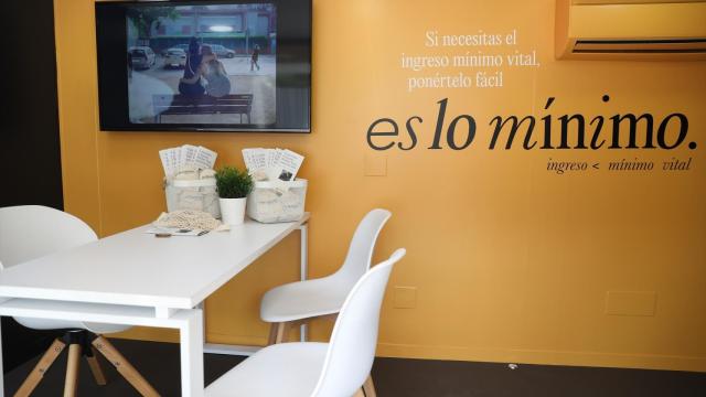 Vista interior de un autobús informativo del Ingreso Mínimo Vital (IMV).