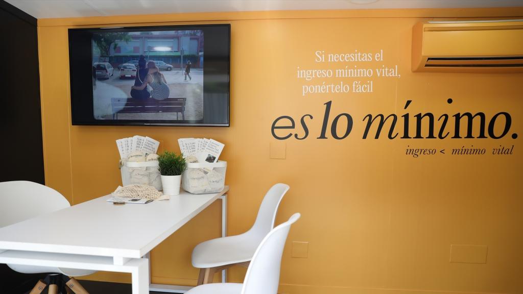 Vista interior de un autobús informativo del Ingreso Mínimo Vital (IMV).