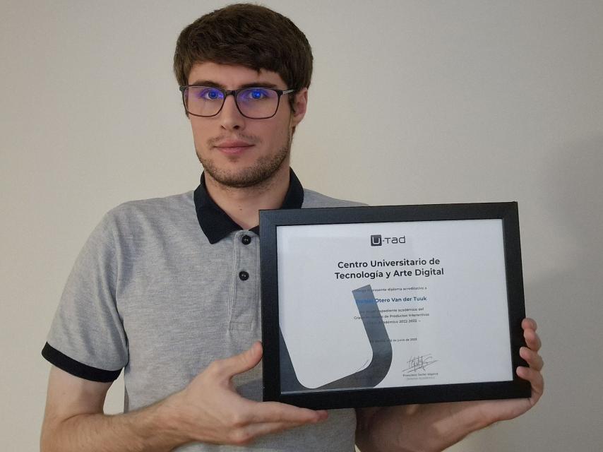Daniel Otero, alumno U-tad, con un diploma que acredita que tiene el mejor expediente de la promoción.